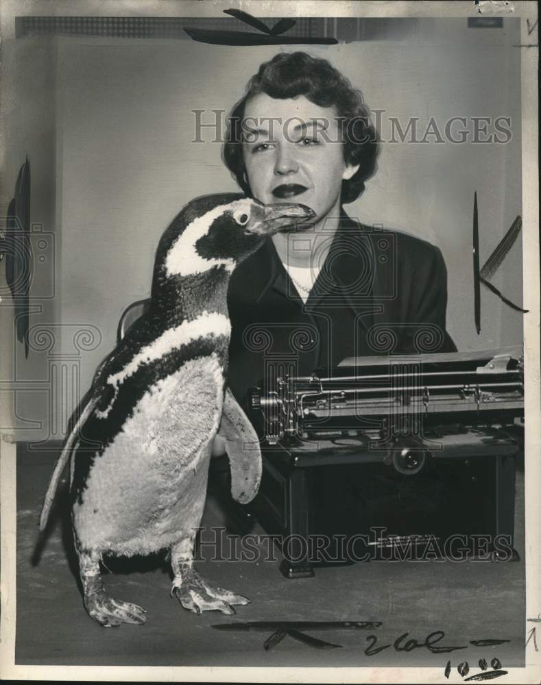 1950 Press Photo Jean Martin &amp; penguin &quot;Mr. Perkins&quot; at Ice Arena in Portland