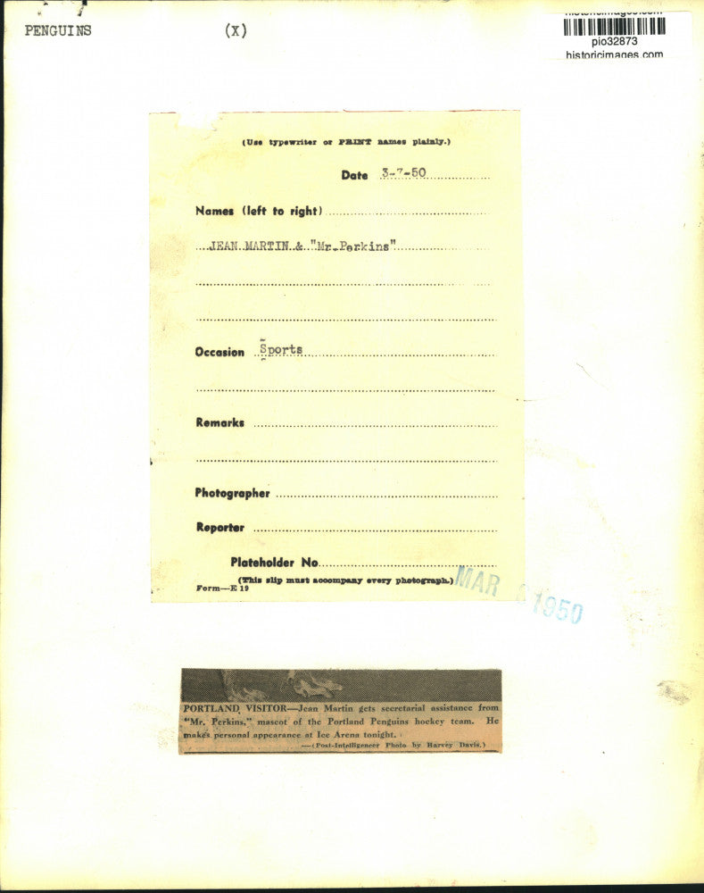 1950 Press Photo Jean Martin & penguin "Mr. Perkins" at Ice Arena in Portland