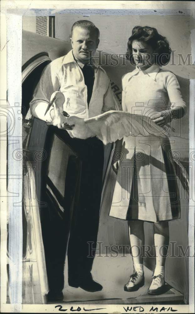 Load image into Gallery viewer, 1941 Press Photo Jim Harlan &amp; Jane Wilson with injured egret in Des Moines, Iowa
