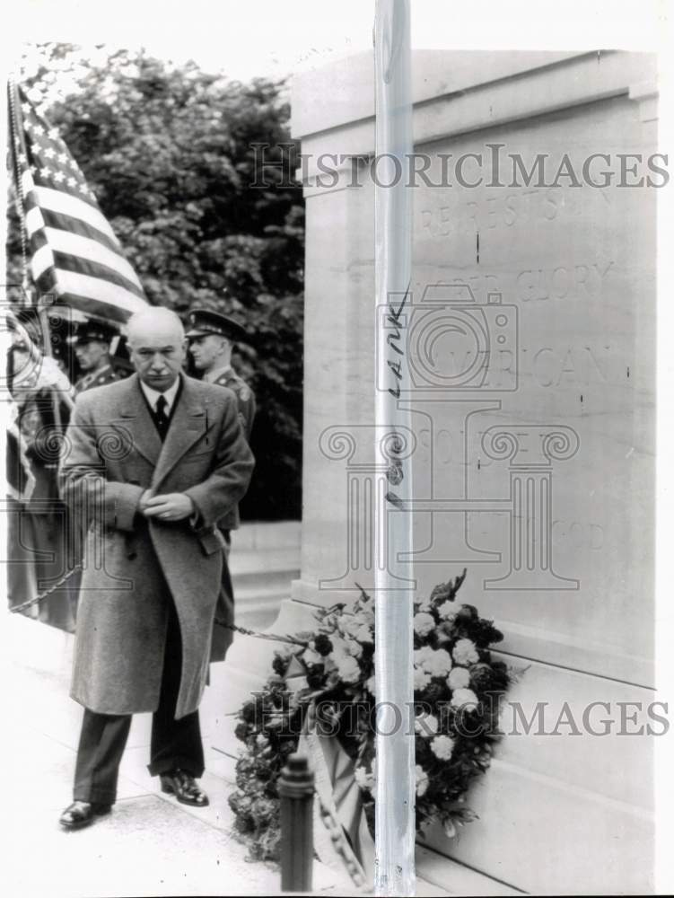 Load image into Gallery viewer, 1943 Press Photo Czechoslovak President Eduard Benes visits tomb in Virginia
