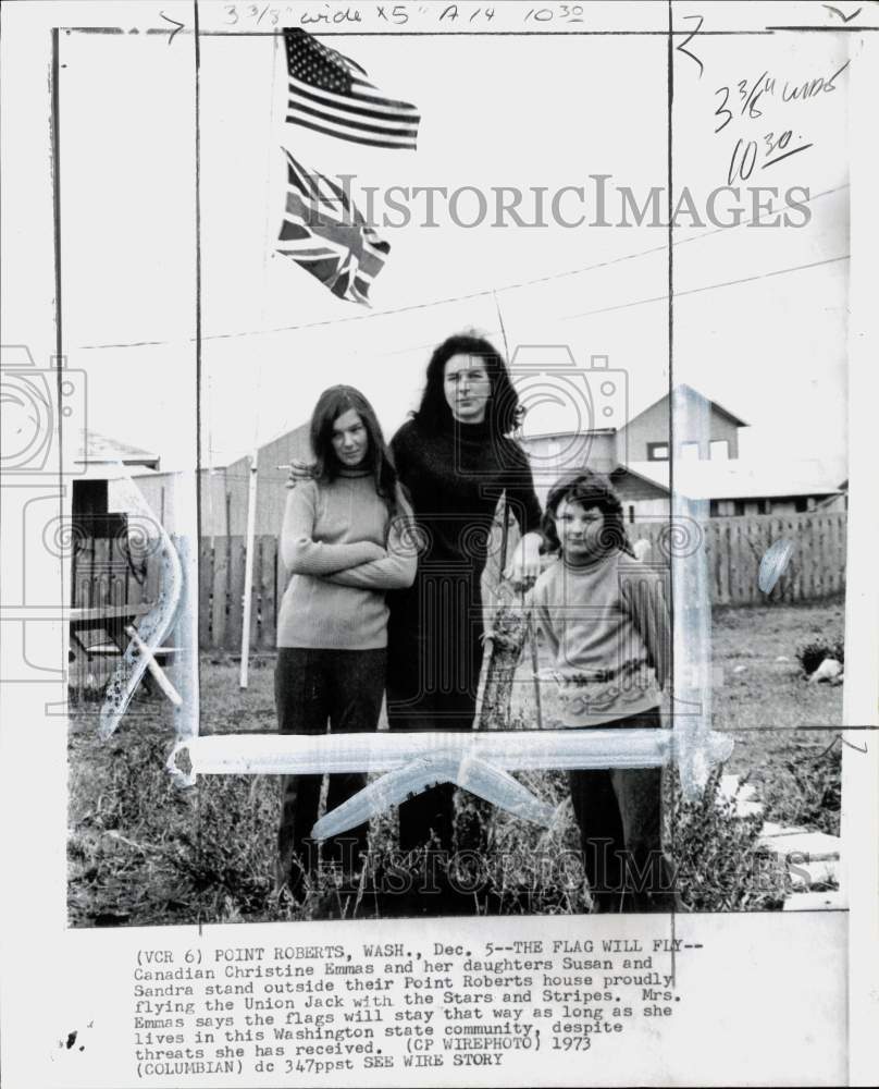 1973 Press Photo Flags at Christine Emmas & daughters Susan & Sandra's WA home