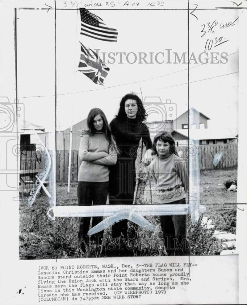 Load image into Gallery viewer, 1973 Press Photo Flags at Christine Emmas &amp; daughters Susan &amp; Sandra's WA home
