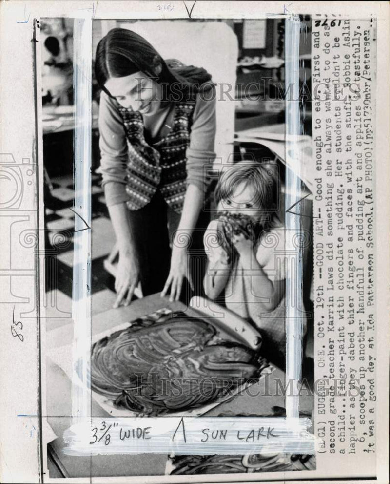 Load image into Gallery viewer, 1972 Press Photo Karrin Laws &amp; Bobbie Aslin finger-painting with chocolate in OR
