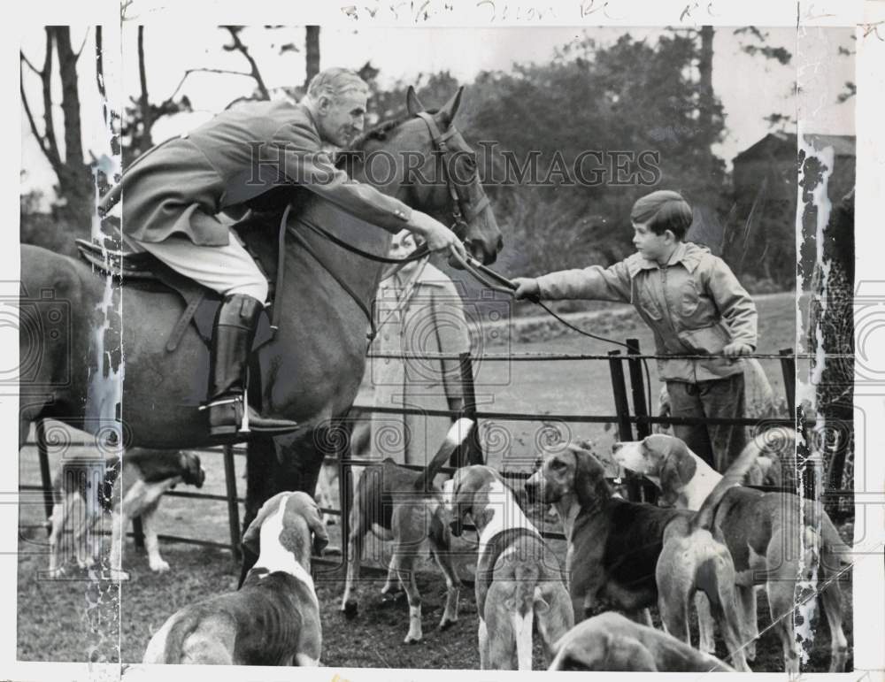 1956 Press Photo Prince Charles gives riding crop to Major Hoare in England- Historic Images