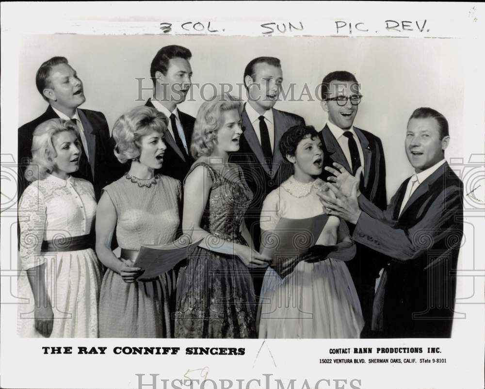 Press Photo Musician Roy Conniff rehearsing with &quot;Concert in Stereo&quot; singers- Historic Images