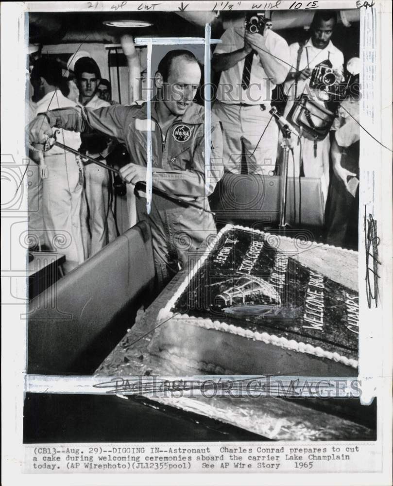 1965 Press Photo Astronaut Charles Conrad welcomed on "Lake Champlain" carrier