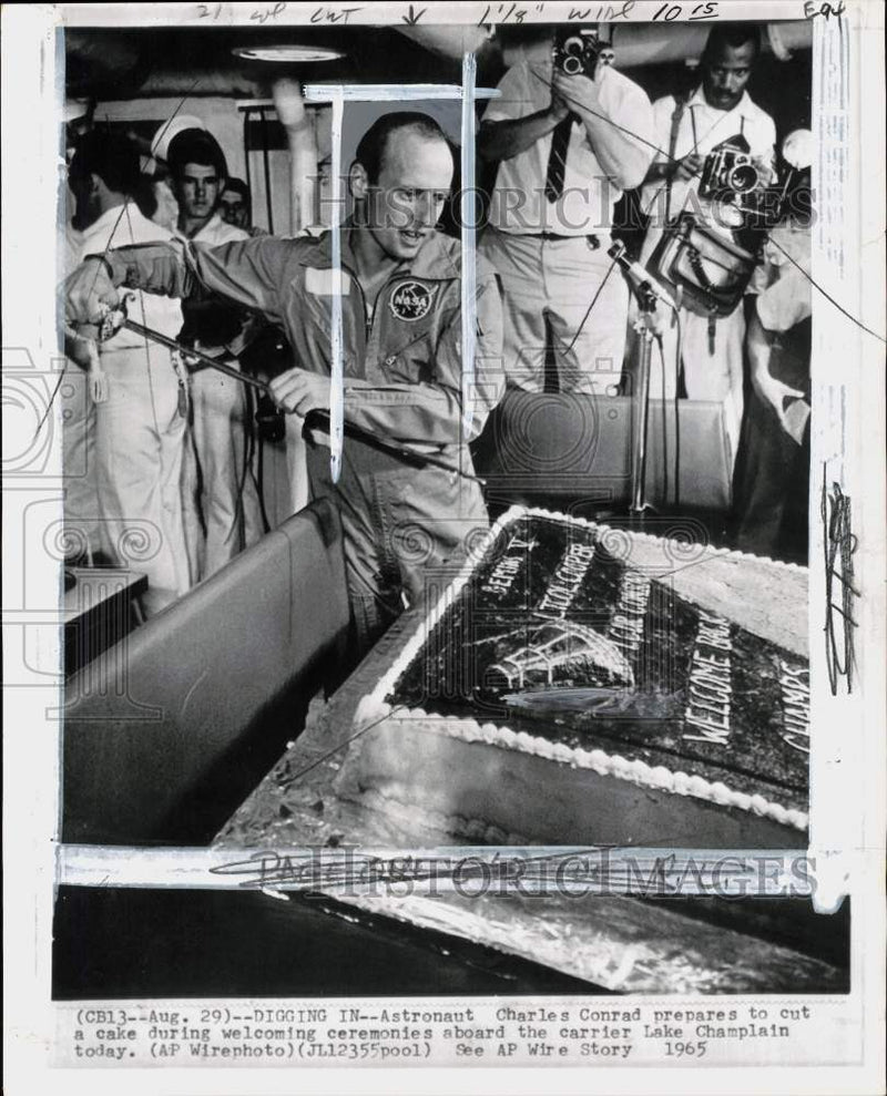 Load image into Gallery viewer, 1965 Press Photo Astronaut Charles Conrad welcomed on "Lake Champlain" carrier
