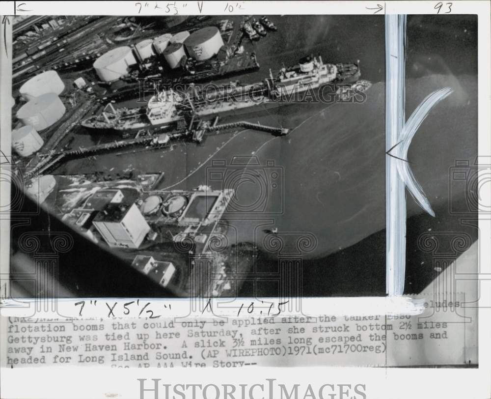 1971 Press Photo Aerial view of oil slick from tanker at New Haven Harbor in CT