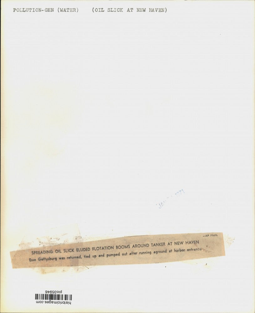 1971 Press Photo Aerial view of oil slick from tanker at New Haven Harbor in CT