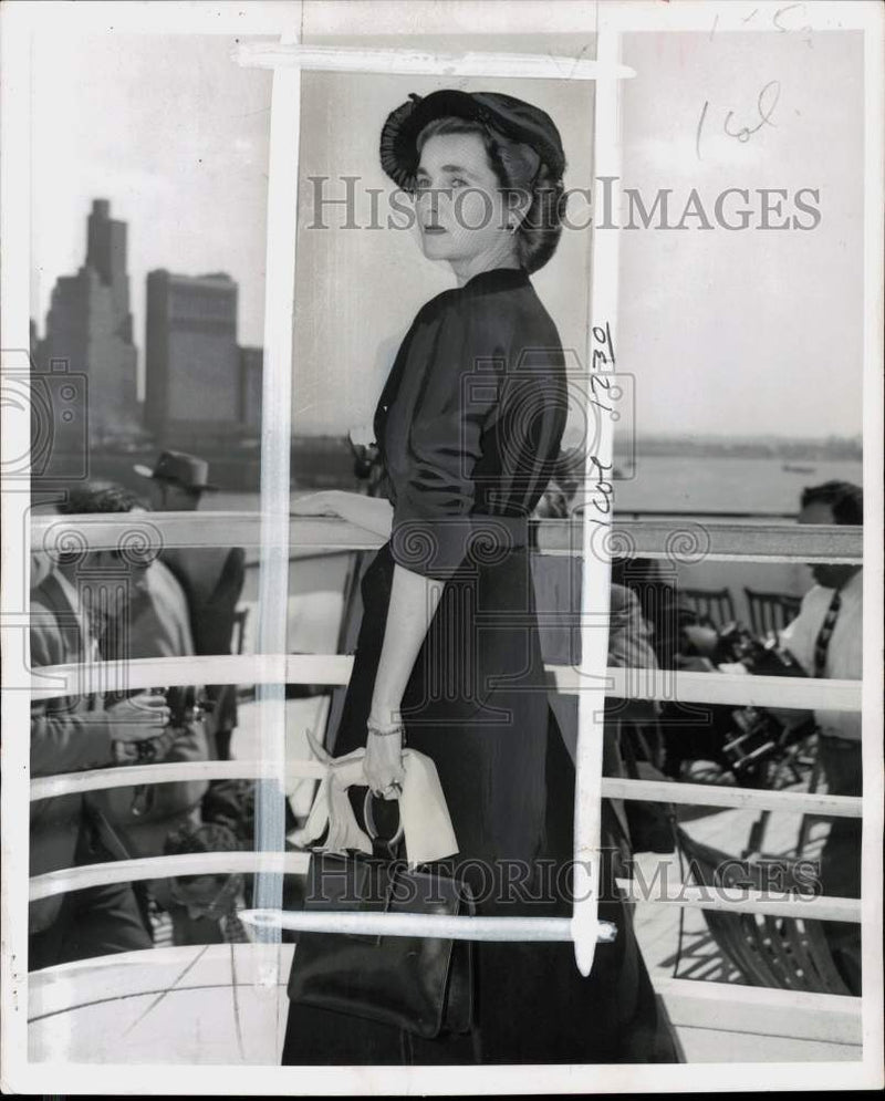 Load image into Gallery viewer, 1950 Press Photo Heiress Barbara Hutton - pio36043
