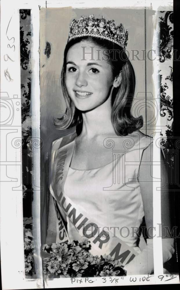 Load image into Gallery viewer, 1966 Press Photo Diane Wilkins named "America's Junior Miss" at a pageant in AL
