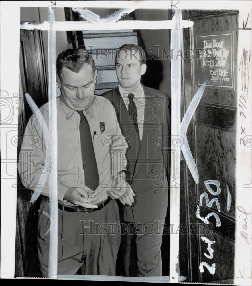 1954 Press Photo Alleged murderer Samuel H. Sheppard &amp; officer at court