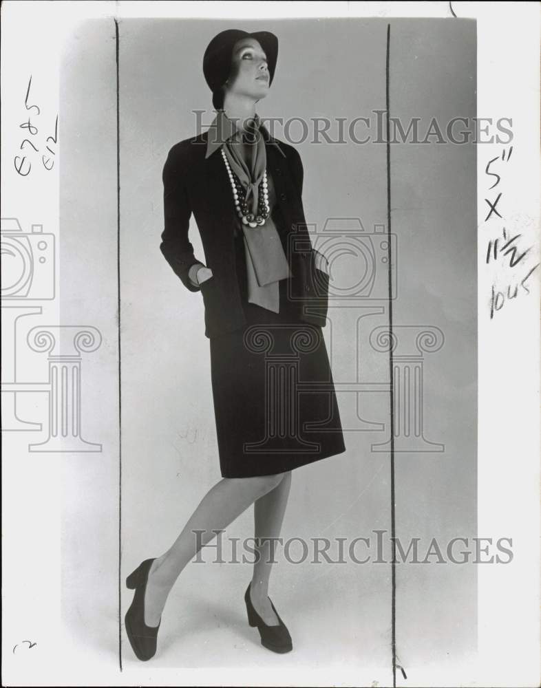 1972 Press Photo Woman models John Anthony suit - pio37064