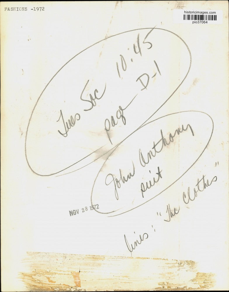 1972 Press Photo Woman models John Anthony suit - pio37064