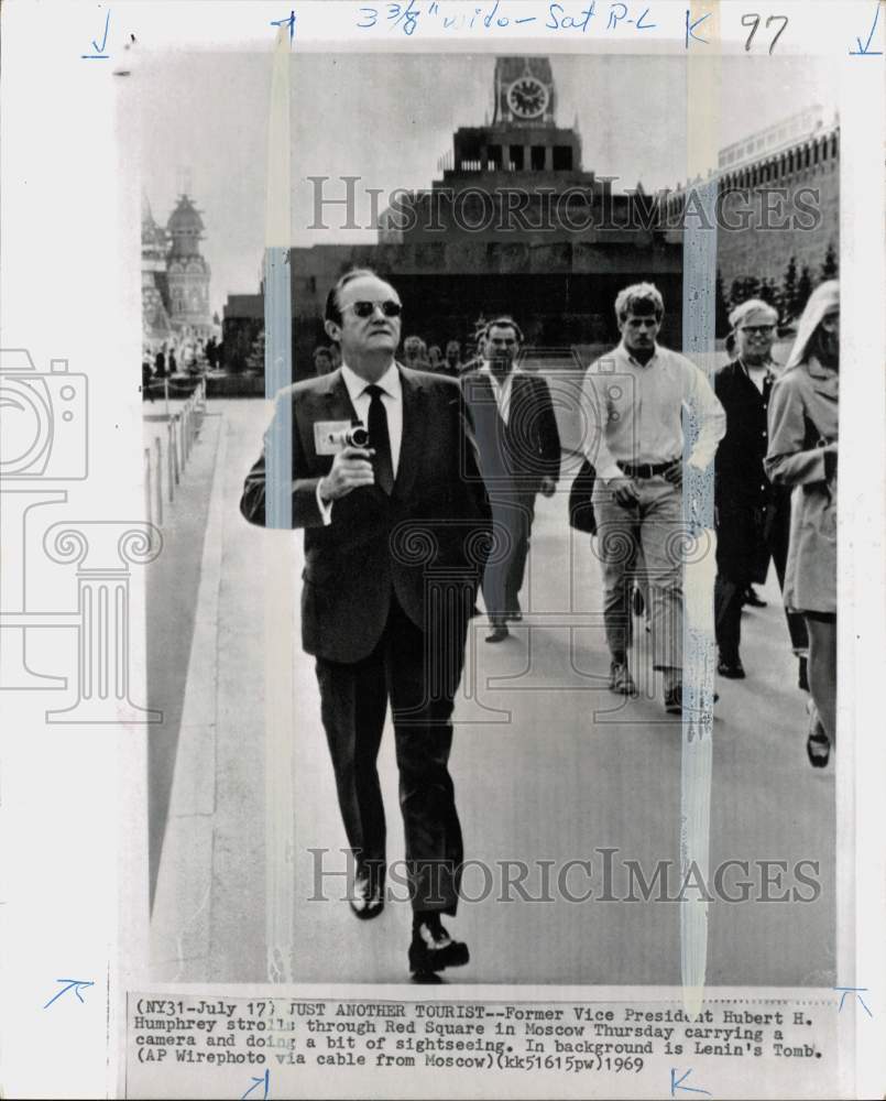 1969 Press Photo Ex-Vice President Hubert H. Humphrey at Red Square in Moscow- Historic Images