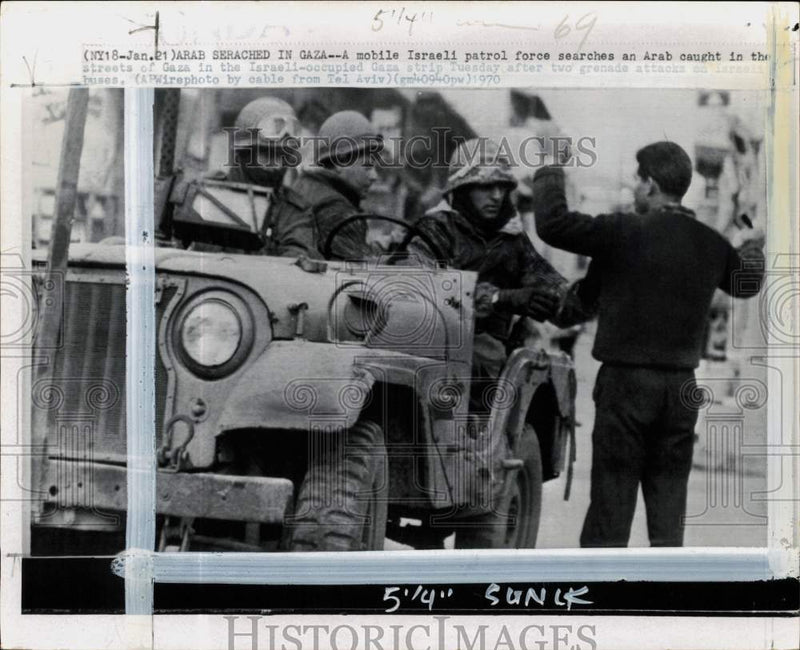 Load image into Gallery viewer, 1970 Press Photo Israeli patrol men search an Arab caught in the streets of Gaza
