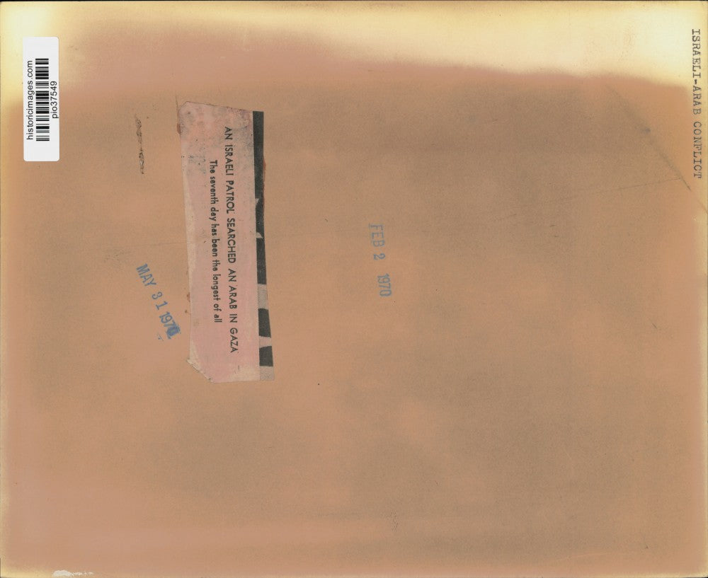 1970 Press Photo Israeli patrol men search an Arab caught in the streets of Gaza