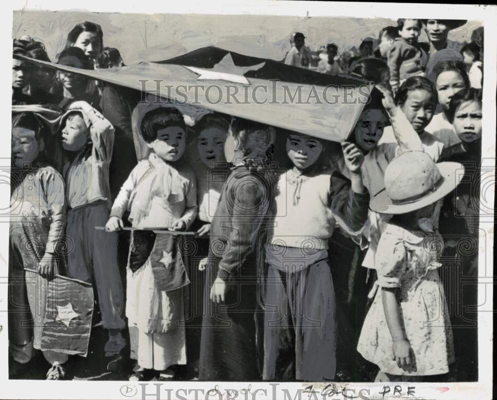 1954 Press Photo Kids Use Vietminh Flag to Shade Their Heads - pio37734