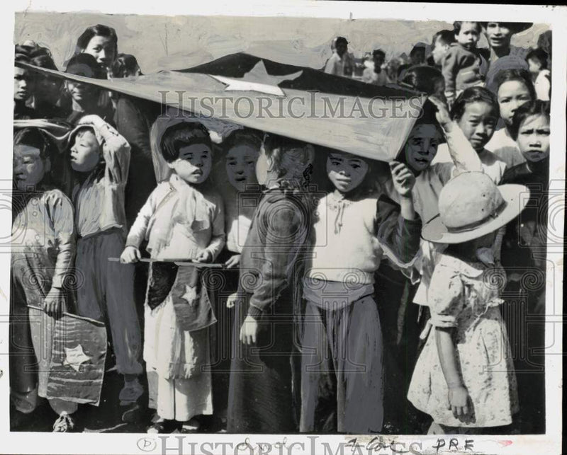 Load image into Gallery viewer, 1954 Press Photo Kids Use Vietminh Flag to Shade Their Heads - pio37734

