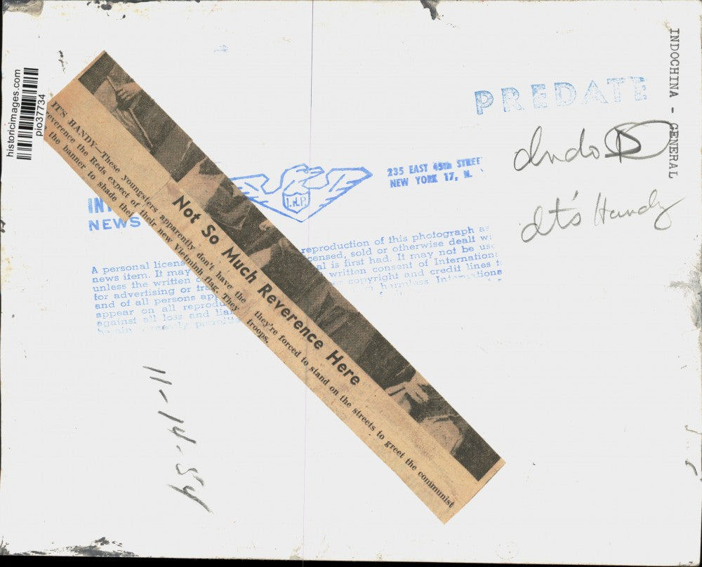 1954 Press Photo Kids Use Vietminh Flag to Shade Their Heads - pio37734