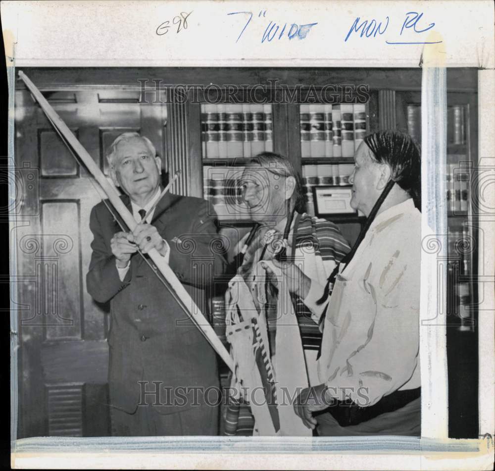 1968 Press Photo Taos Tribe Native Americans give bow & arrow to James Haley, FL