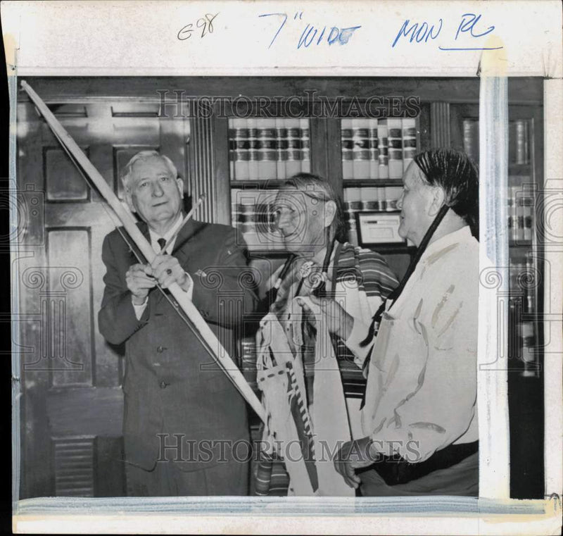 Load image into Gallery viewer, 1968 Press Photo Taos Tribe Native Americans give bow &amp; arrow to James Haley, FL
