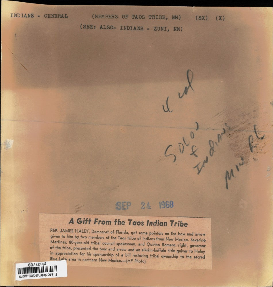 1968 Press Photo Taos Tribe Native Americans give bow & arrow to James Haley, FL