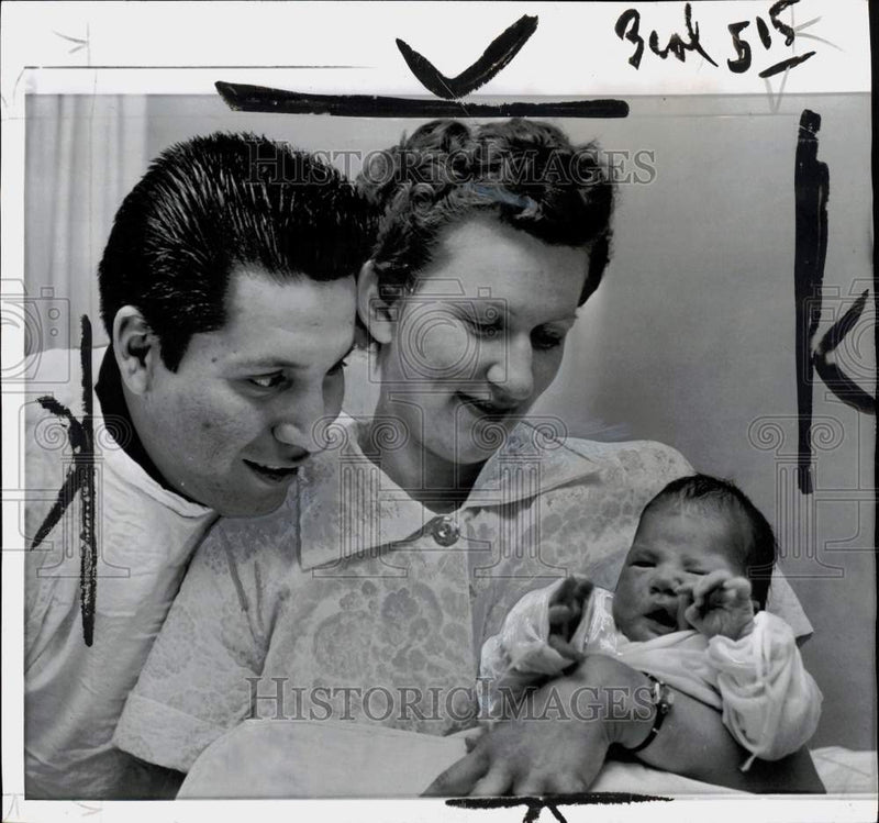 Load image into Gallery viewer, 1957 Press Photo Sitting Bull IV, wife Frances &amp; baby Vincent Cadotte Jr. in CA
