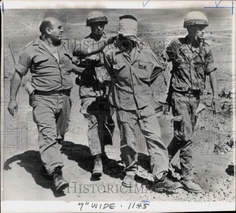 Load image into Gallery viewer, 1967 Press Photo Soldiers escort alleged Russian captive in Syria - pio37944
