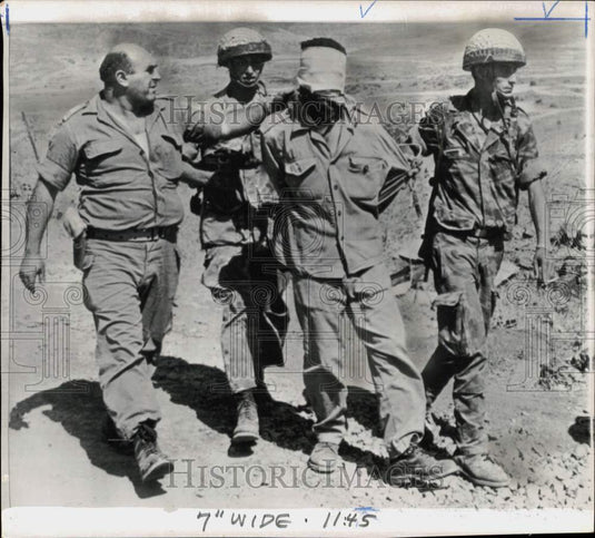 1967 Press Photo Soldiers escort alleged Russian captive in Syria - pio37944