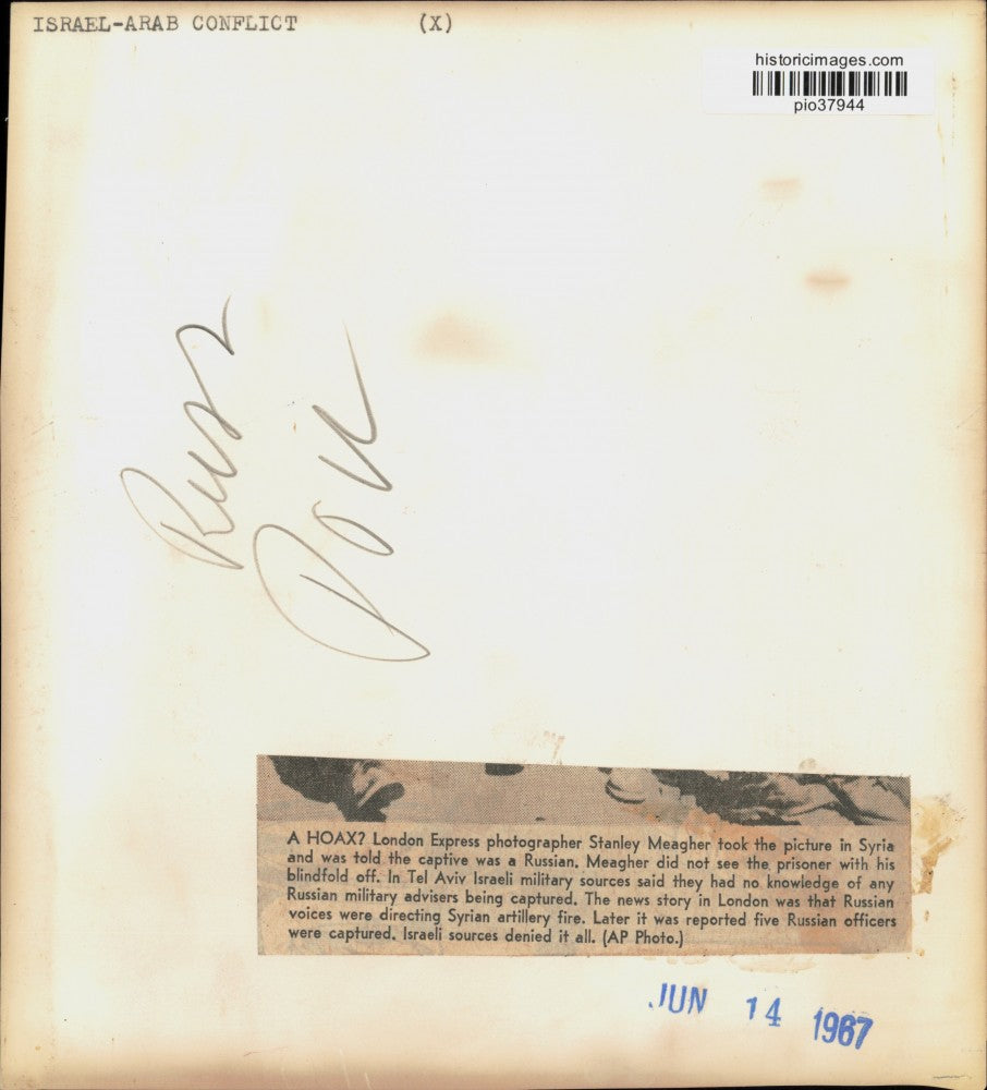 1967 Press Photo Soldiers escort alleged Russian captive in Syria - pio37944