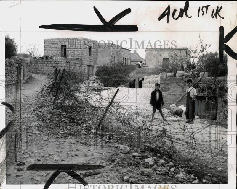 Load image into Gallery viewer, 1954 Press Photo Barbed wire denoting Israel-Jordan armistice line in Jerusalem
