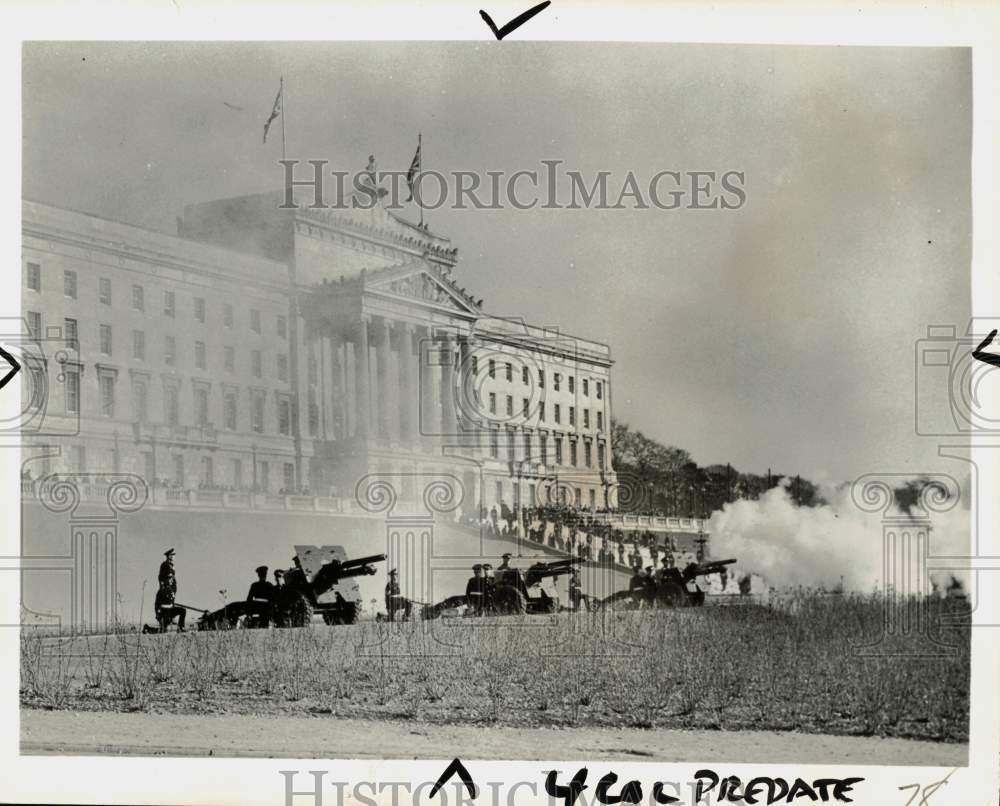 1959 Press Photo 19-gun salute fired by Parliament building in Ireland