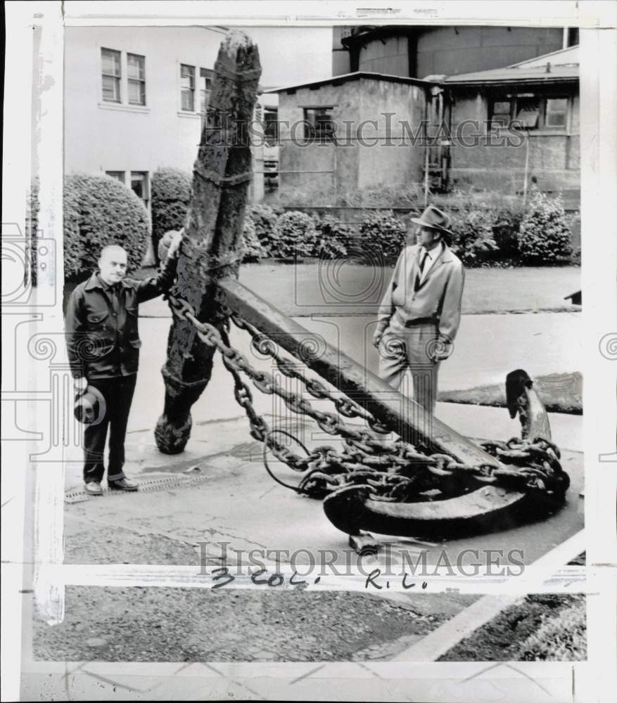 1960 Press Photo Men & wrought iron anchor by Hudson's Bay trading post, Canada