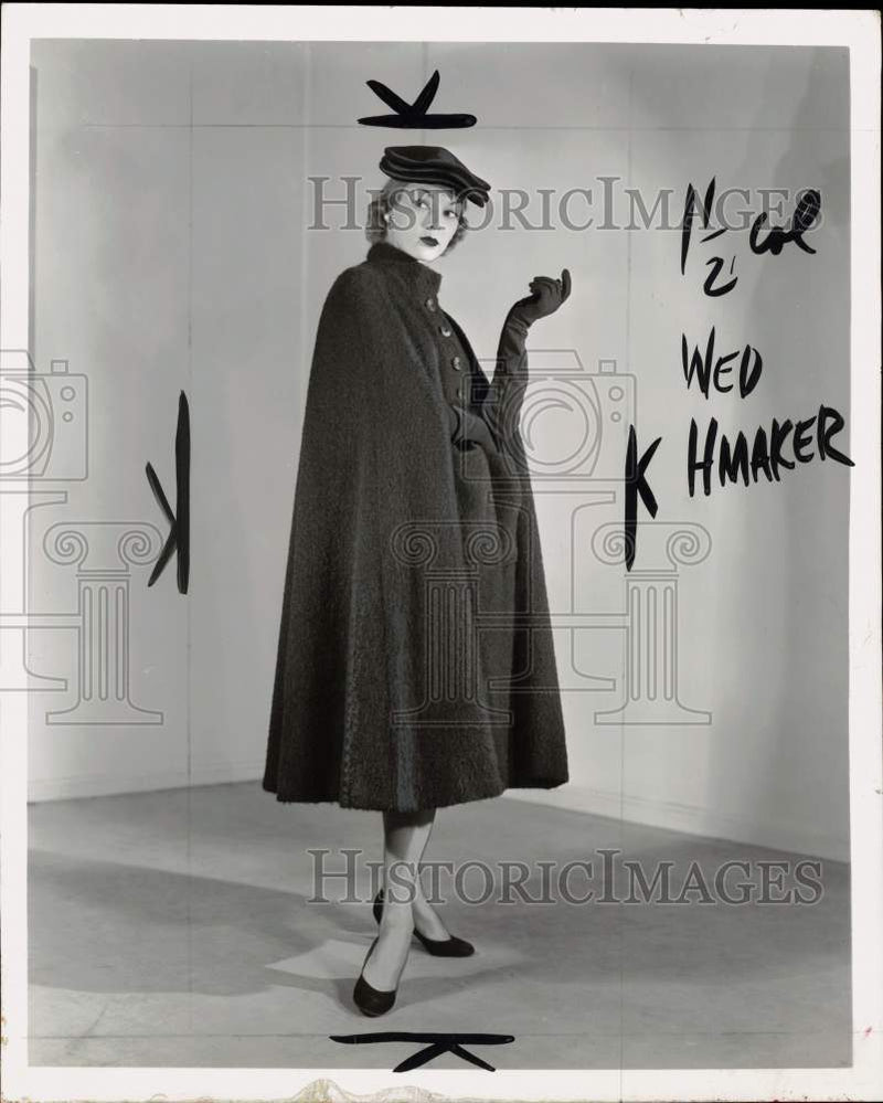 Load image into Gallery viewer, 1951 Press Photo Woman models a coat &amp; gloves - pio39072
