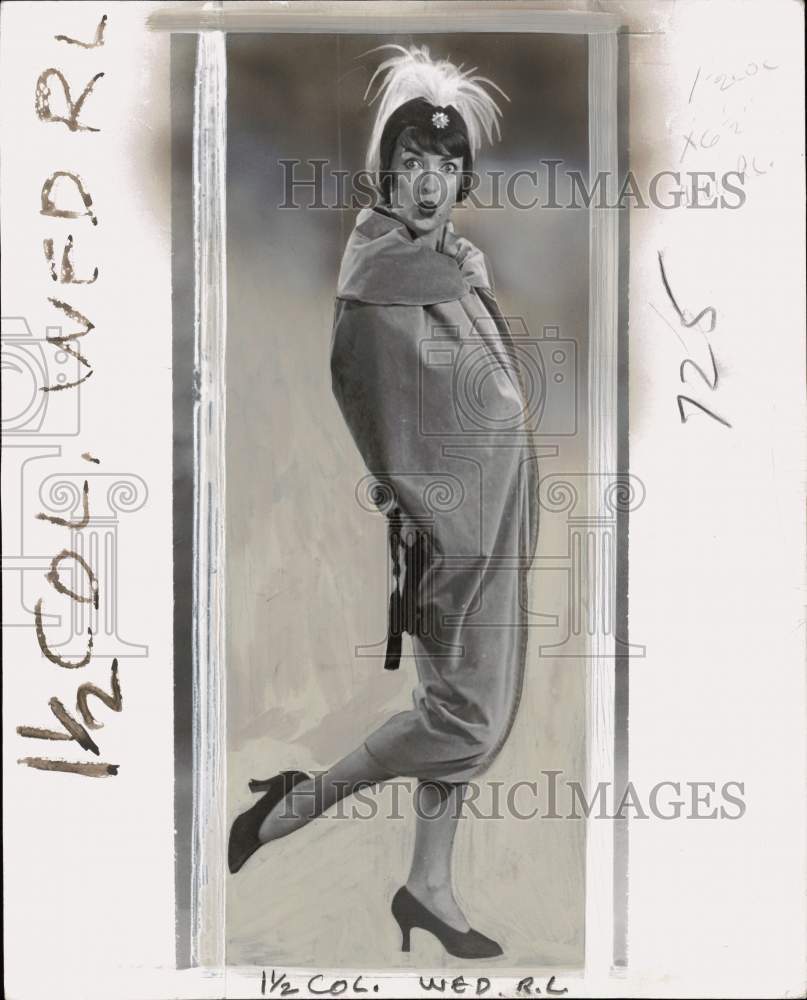 1963 Press Photo Woman models a &quot;Vamp &#39;27&quot; coat - pio39189