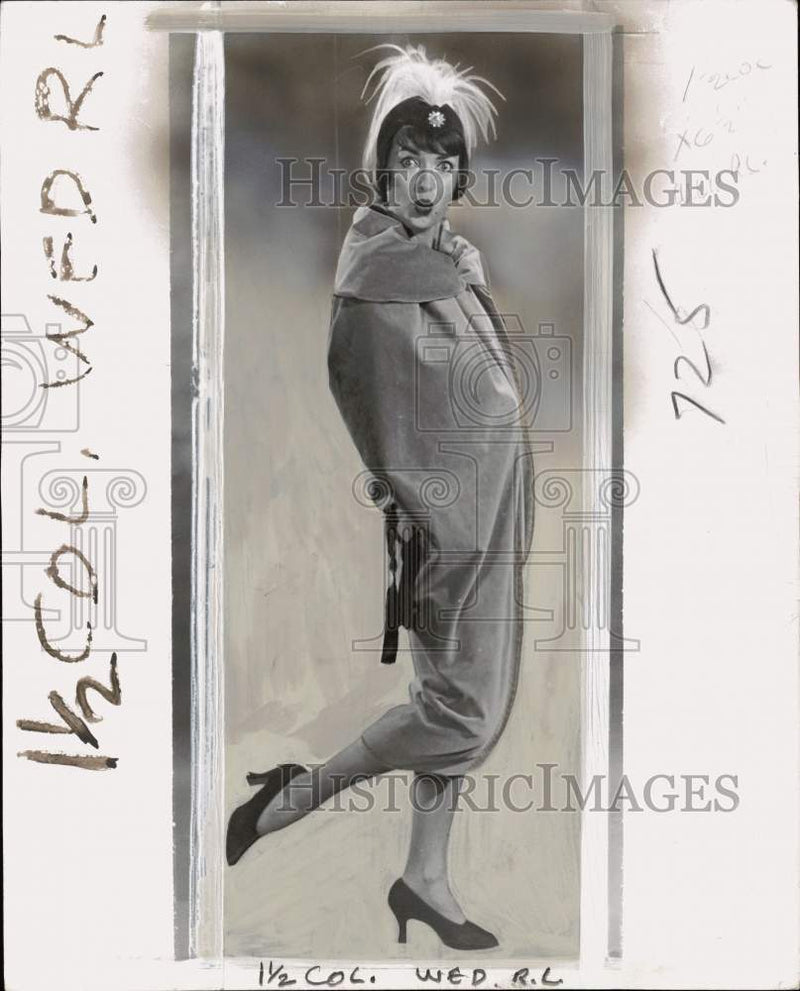 Load image into Gallery viewer, 1963 Press Photo Woman models a "Vamp '27" coat - pio39189
