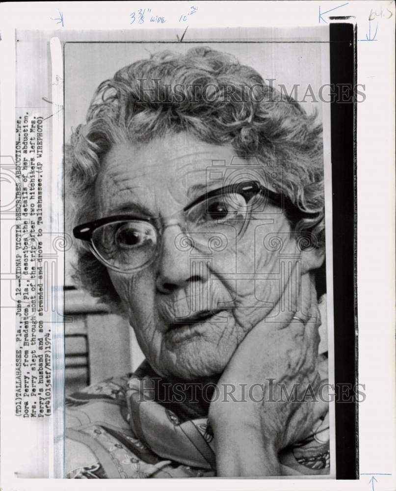 1974 Press Photo Dora Perry discusses kidnapping experience during interview, FL- Historic Images