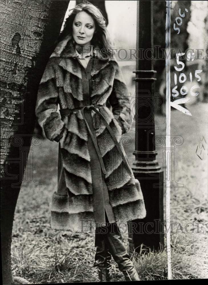 Press Photo Women's Fashion Model in Long-Length Fur Coat - pio39572- Historic Images