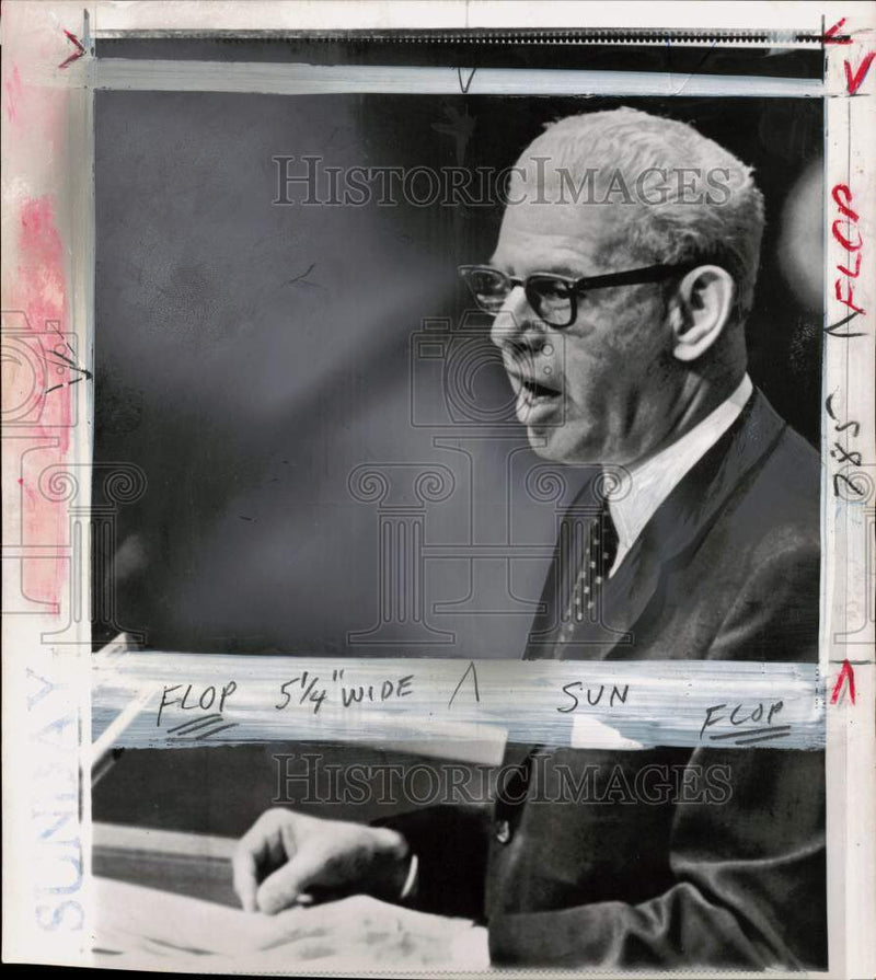 Load image into Gallery viewer, 1967 Press Photo United Nations Ambassador to US Arthur Goldberg during meeting
