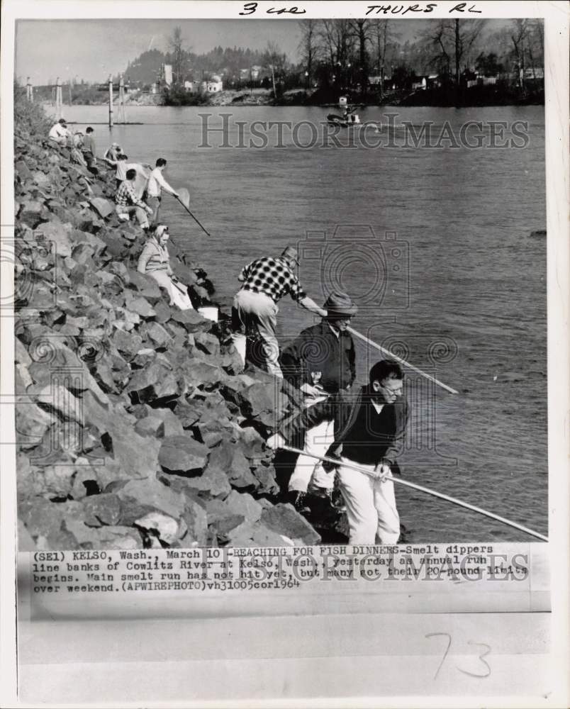 1964 Press Photo Smelt dippers at Cowlitz riverbank in Kelso, Washington