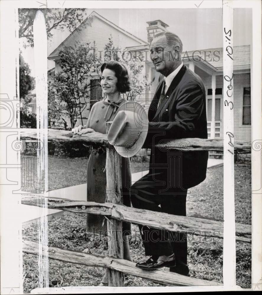 1964 Press Photo President Lyndon Johnson &amp; wife at home in Johnson City, Texas- Historic Images