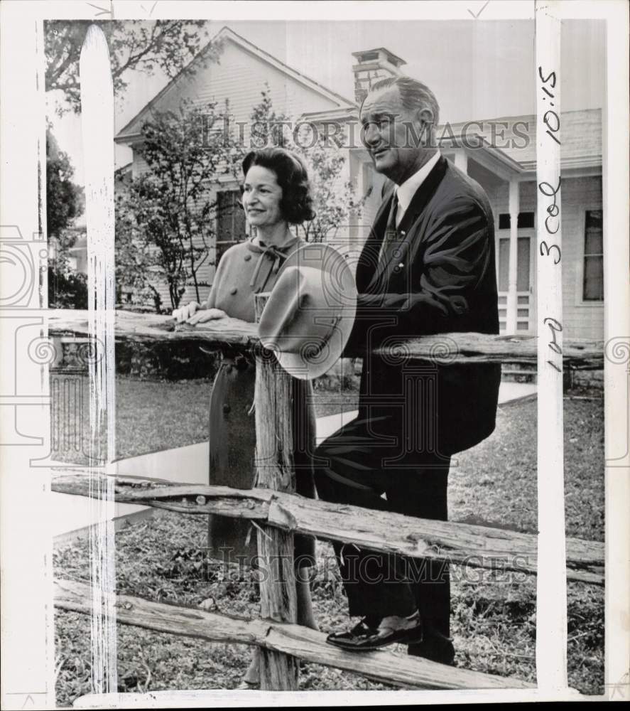 1964 Press Photo President Lyndon Johnson & wife at home in Johnson City, Texas- Historic Images