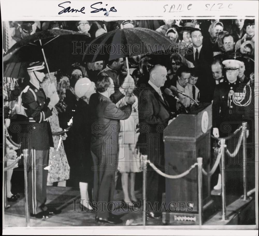 1966 Press Photo President Lyndon Johnson speaks at Dulles airport in Virginia