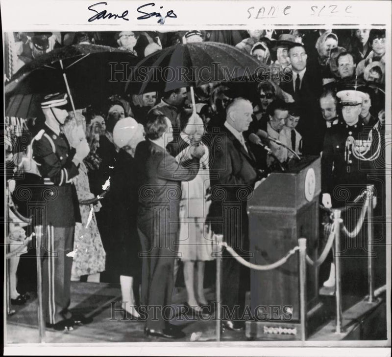 Load image into Gallery viewer, 1966 Press Photo President Lyndon Johnson speaks at Dulles airport in Virginia
