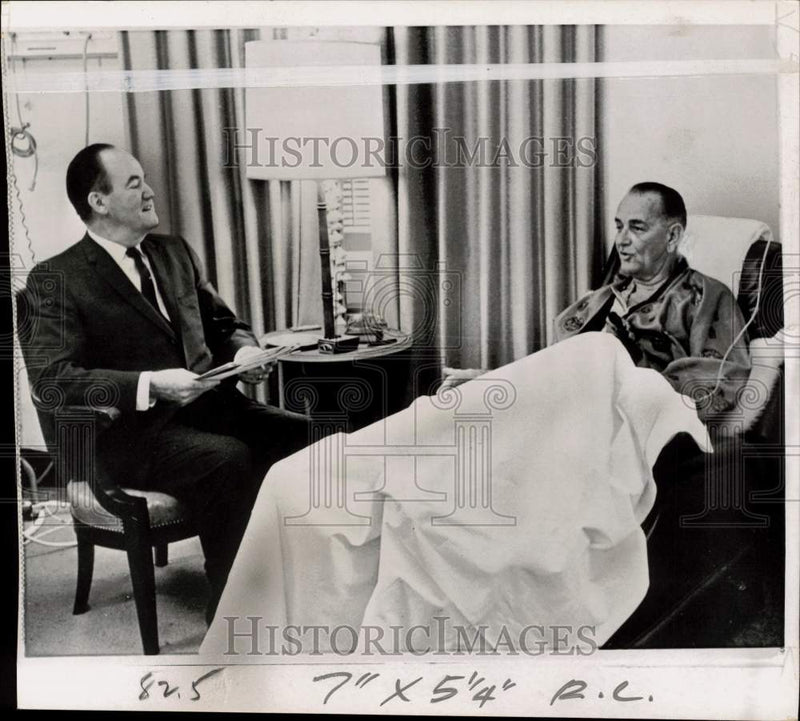 Load image into Gallery viewer, 1965 Press Photo President Johnson talks with Hubert Humphrey at hospital in MD
