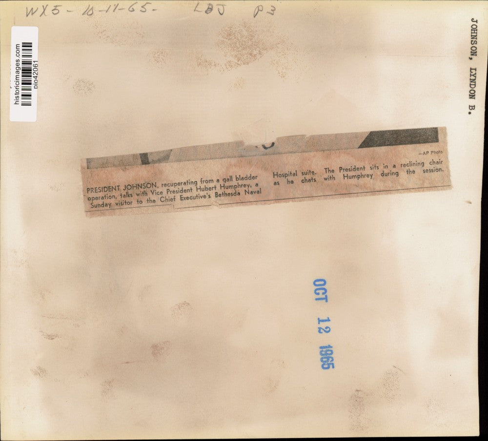 1965 Press Photo President Johnson talks with Hubert Humphrey at hospital in MD