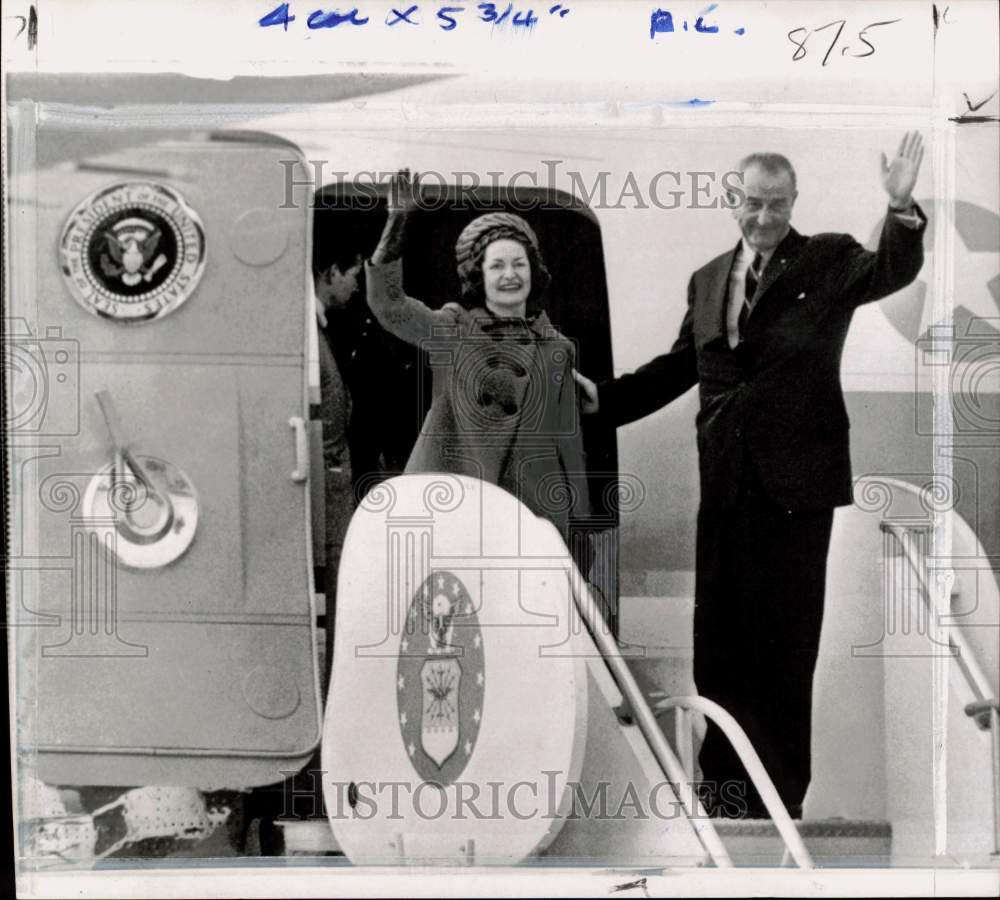 1966 Press Photo Lyndon Baines Johnson &amp; wife board plane at an airport in DC- Historic Images