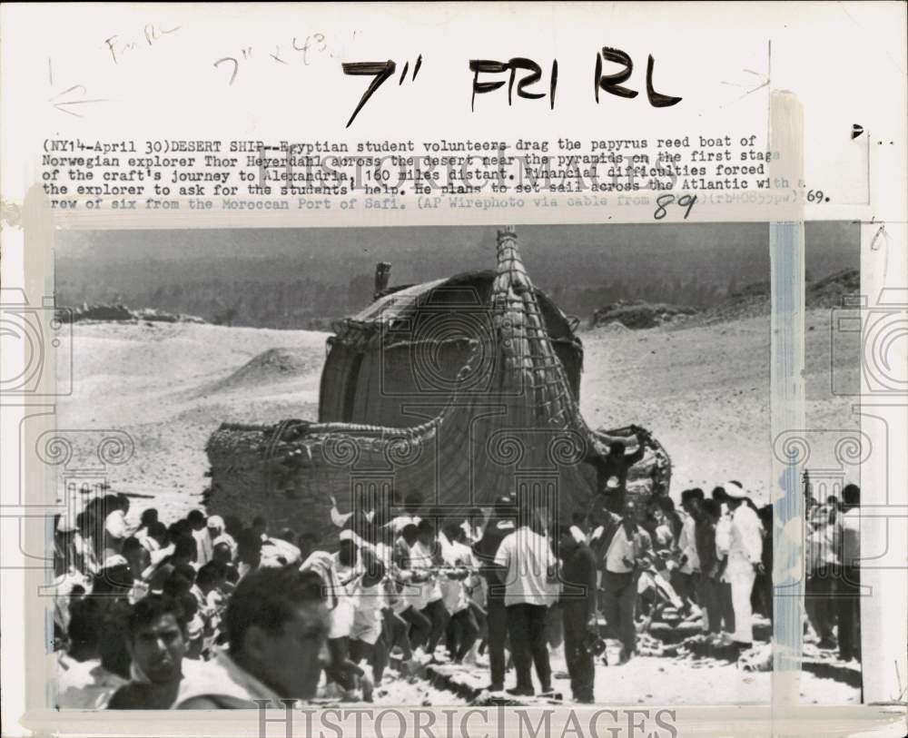 1969 Press Photo Student volunteers pull explorer Thor Heyerdahl&#39;s ship in Egypt- Historic Images