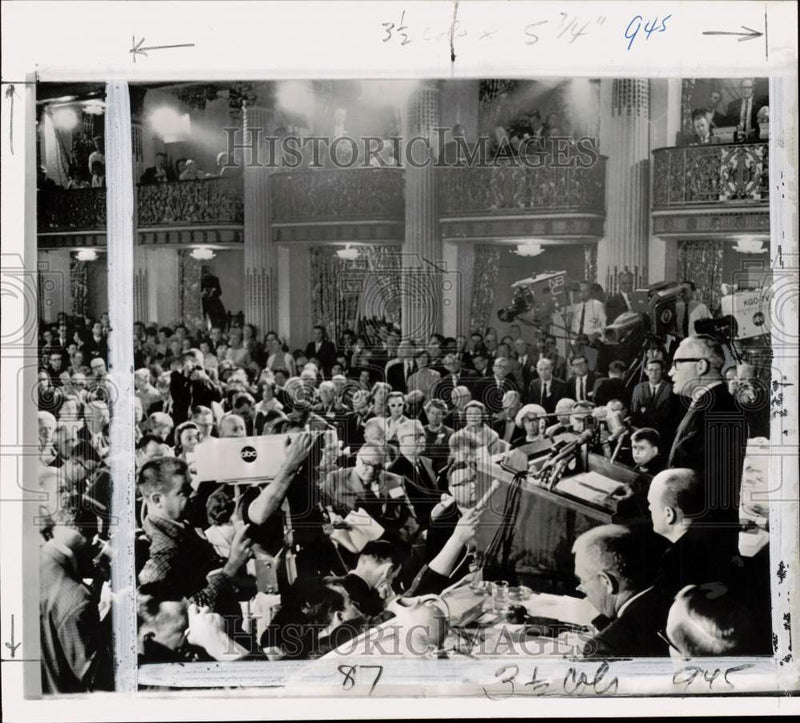 Load image into Gallery viewer, 1964 Press Photo Senator Barry Goldwater at a Republican Party conference in CA

